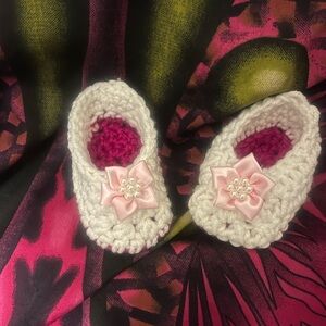 White and pink with bow new baby girl knitted slippers